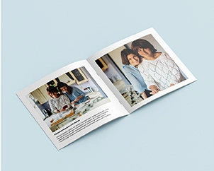 Quadratisches Fotoheft aufgeschlagen